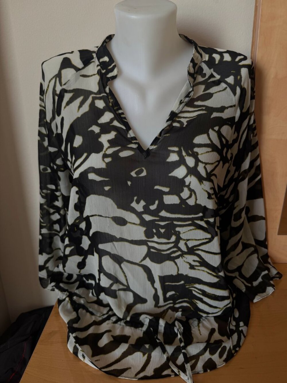 Anne Klein Black & Beige Long Sleeve Blouse With A Keyhole Neck (Women's Size M)